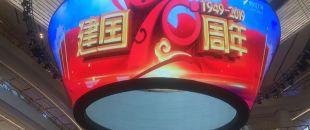 公司花20萬裝修的會(huì)議室，竟被客戶吐槽‘像網(wǎng)吧’？高級(jí)感會(huì)議室的屏幕選擇秘訣”